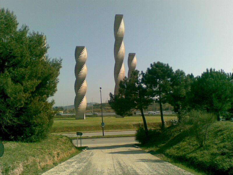  Reference point: four spiral columns. 